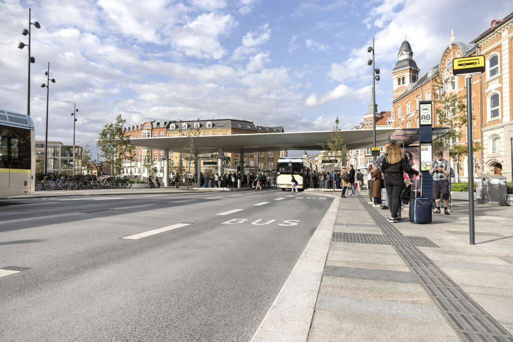 Bus Rapid Transit station med fast fuge med Lithomex styrkefuger på John F Kennedys Plads i Aalborg